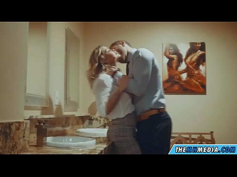 ❤️ Блондинка сени коомдук дааратканада азгырып жатканда Порно боюнча бизде ️❤